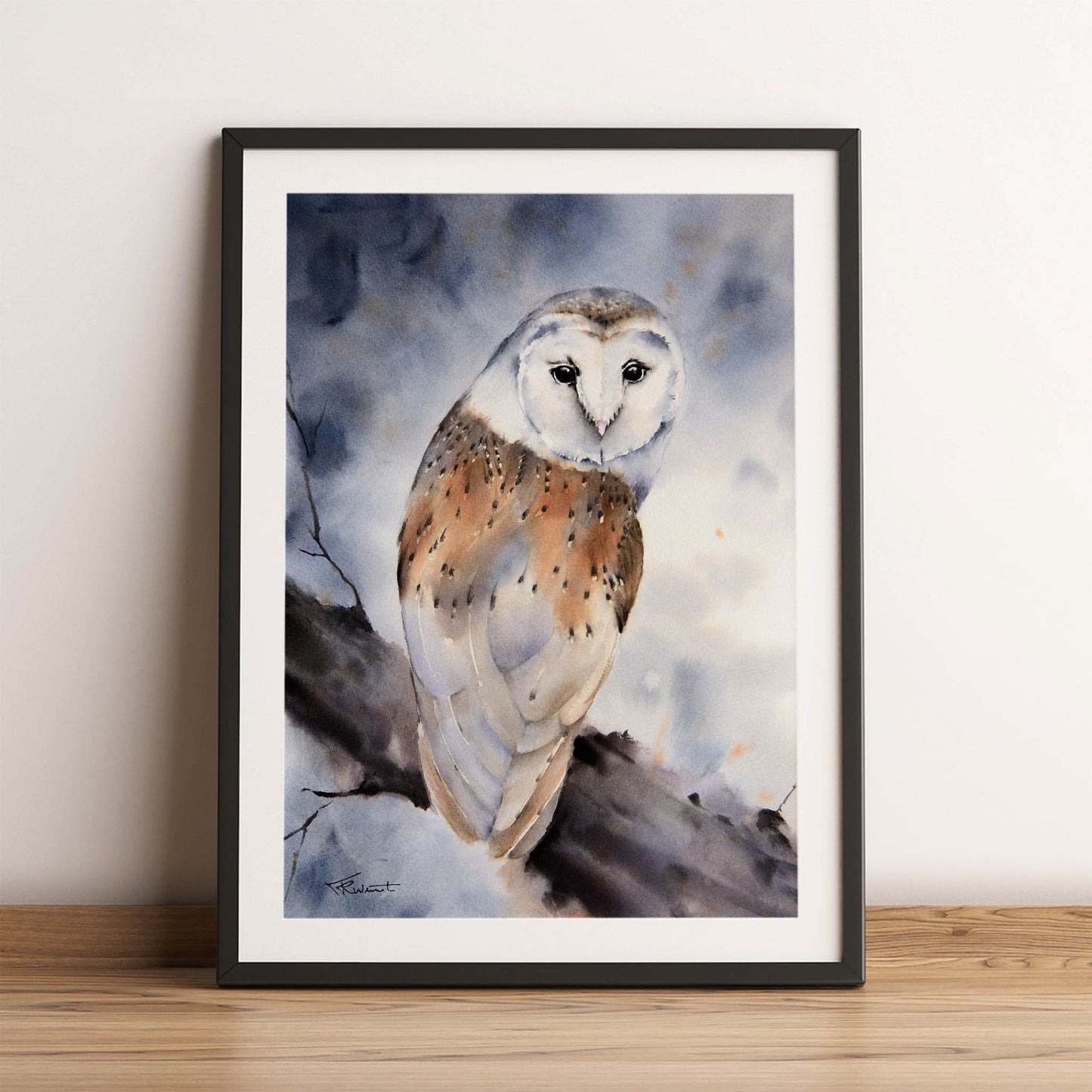 Aquarell einer Schleiereule auf einem Ast, in sanften Blau-Brauntönen. Hochwertiger Giclée-Druck auf Hahnemühle Museum Etching Papier, ideal als Geschenk für Naturfreunde.
