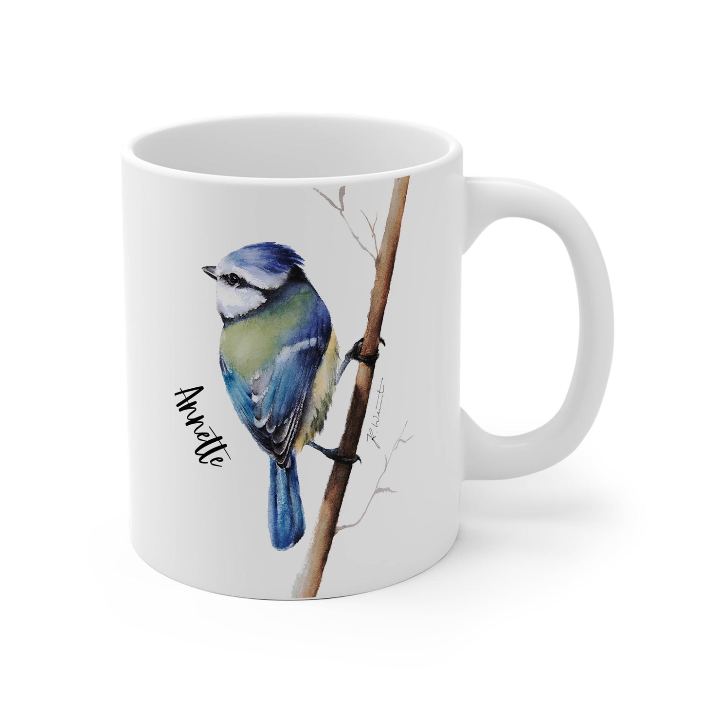 Tasse mit handgemalter Blaumeise im Aquarellstil – personalisierbar mit Name, auf hochwertiger Keramik, ideal als Geschenk für Vogelliebhaber:innen (11 oz & 15 oz). Motiv mit Signatur, spülmaschinengeeignet, optional im Set erhältlich.