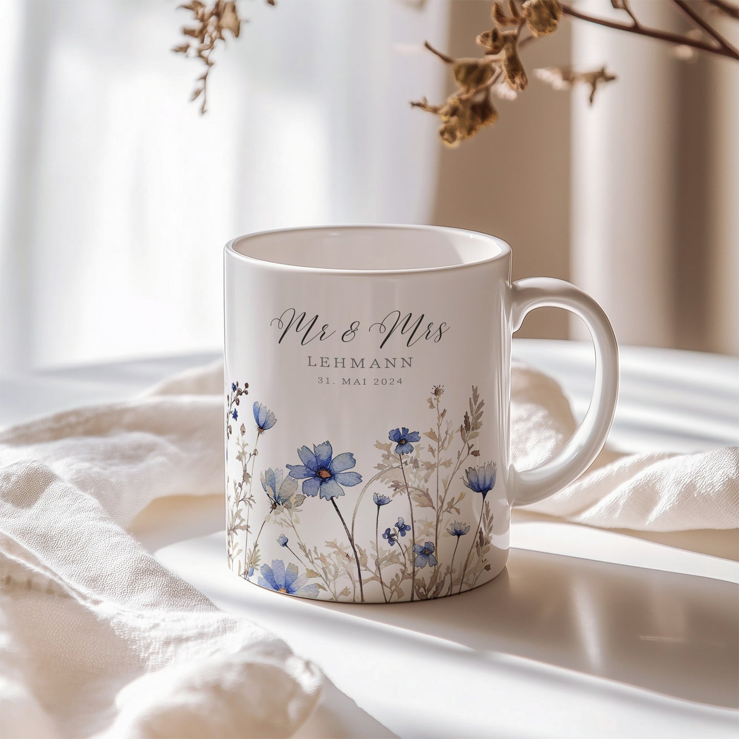 Blaue Wildblumen Hochzeitstasse mit Name – personalisierte Tasse zur Hochzeit oder Verlobung