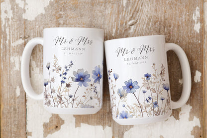 Blaue Wildblumen Hochzeitstasse mit Name – personalisierte Tasse zur Hochzeit oder Verlobung