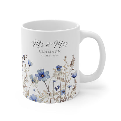 Florale Hochzeitstasse mit blauen Wildblumen im Aquarellstil, personalisierbar mit Name – Geschenk zur Hochzeit, Verlobung oder für Brautpaare