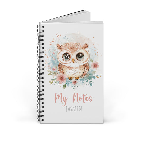 Notizbuch mit Eule im floralen Aquarellstil, Blütenkranz in Rosa und Blau, personalisiert mit Name – ideal als Geschenk für Naturliebhaber:innen und kreative Seelen