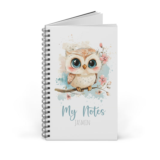 Süßes Notizbuch mit rosa Aquarell-Eule auf Blütenzweig, personalisiert mit Name – ideales Geschenk zur Einschulung oder für kreative Tierfreund:innen