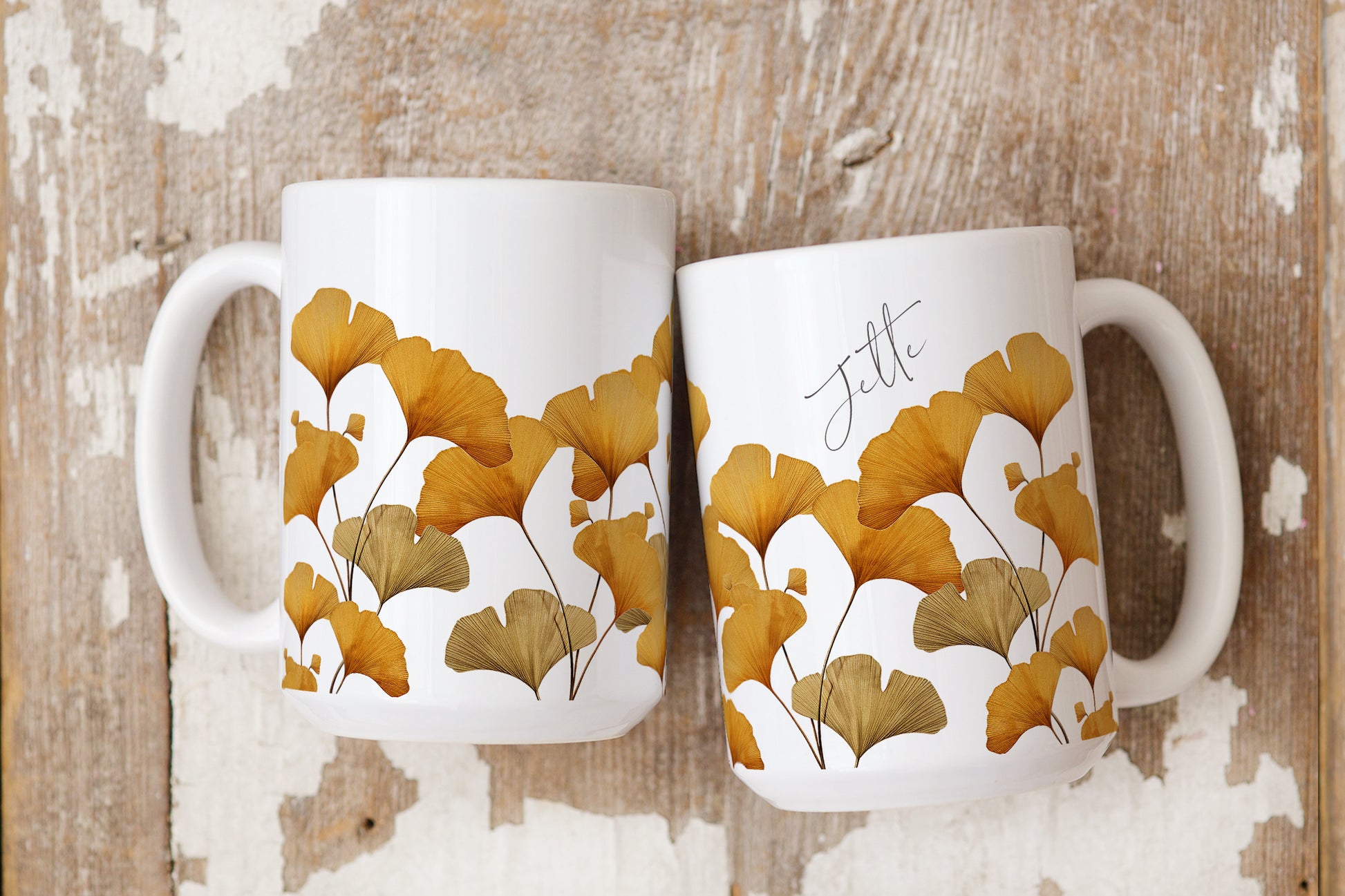Personalisierte Aquarelltasse mit gelben Ginkgo Blättern - Vorder- und Rückansicht XXL Tasse 440 ml