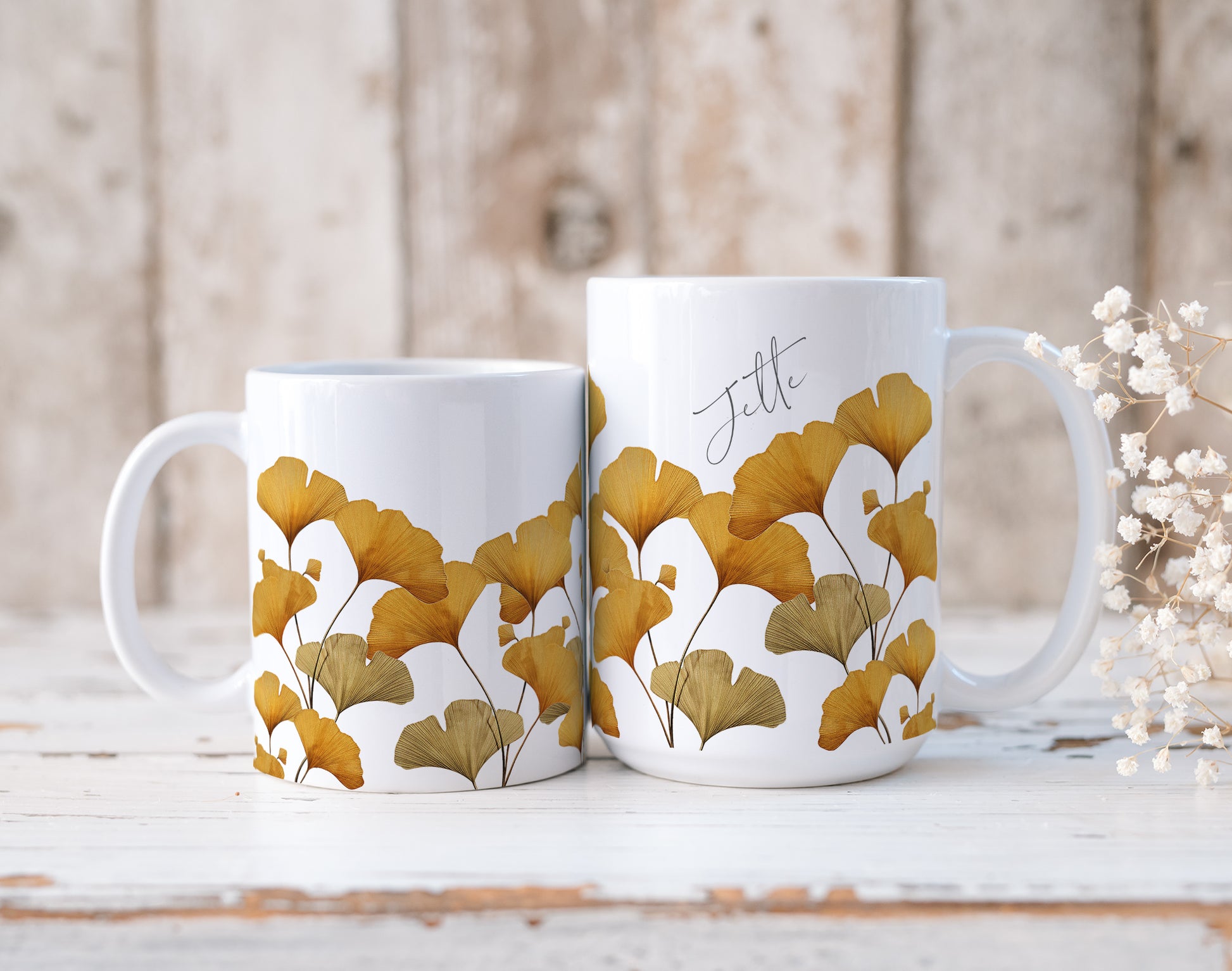 Personalisierte Aquarelltasse mit gelben Ginkgo Blättern - kleine und große Tasse im Vergleich