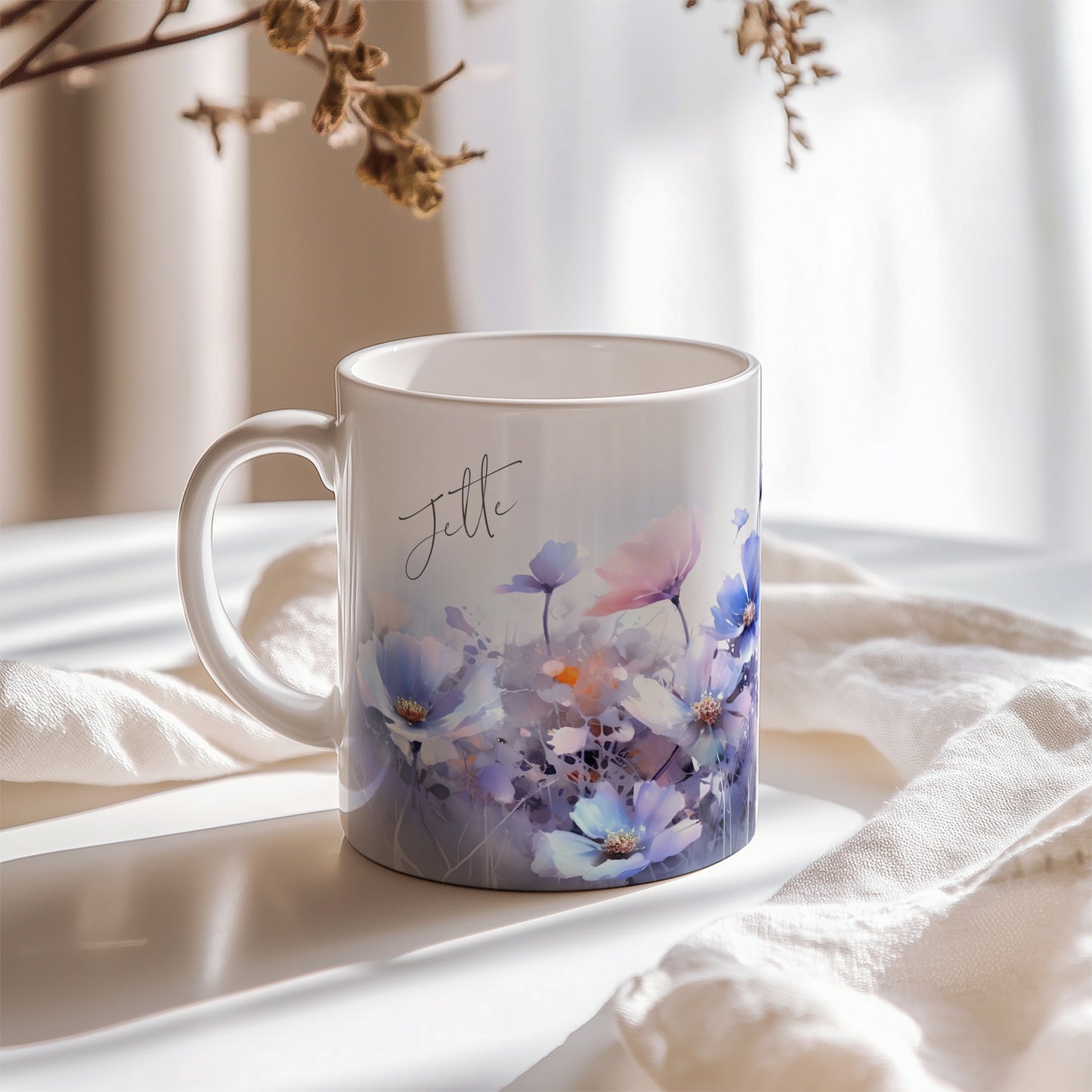 Personalisierte Aquarellblumen Tasse – Lila Wildblumenwiese mit Name