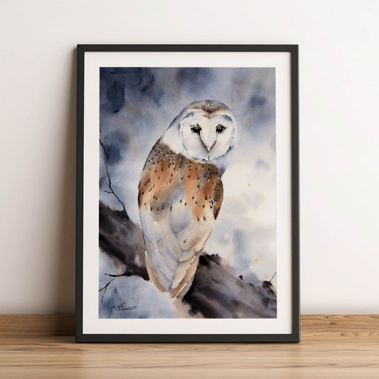 Aquarell einer Schleiereule auf einem Ast, in sanften Blau-Brauntönen. Hochwertiger Giclée-Druck auf Hahnemühle Museum Etching Papier, ideal als Geschenk für Naturfreunde.