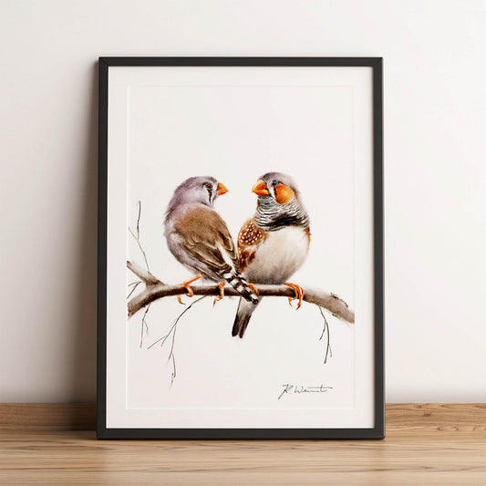 Zwei Zebrafinken eng nebeneinander auf einem Ast, in warmen Aquarelltönen gemalt. Kunstdruck auf Hahnemühle Museum Etching – fein und liebevoll.